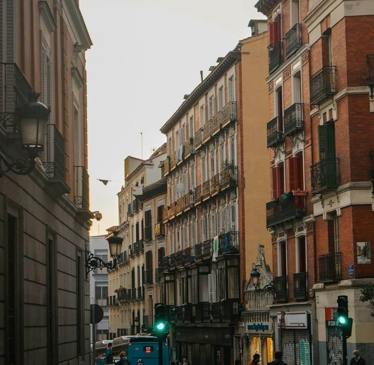 Calle de Madrid representando reformas, pintura, manitas y servicios inmobiliarios