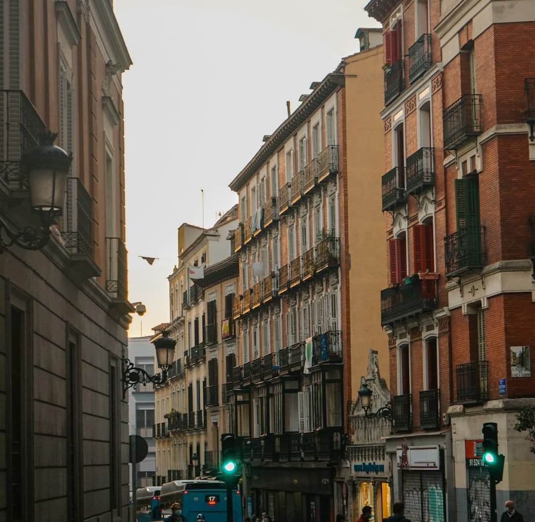 Calle de Madrid representando reformas, pintura, manitas y servicios inmobiliarios